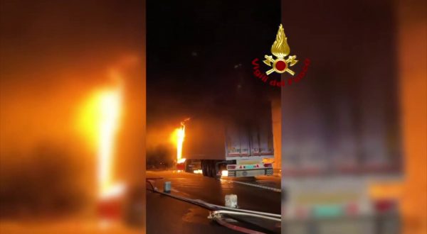 Tir prende fuoco in galleria nel Torinese, famiglia salvata da Vvf