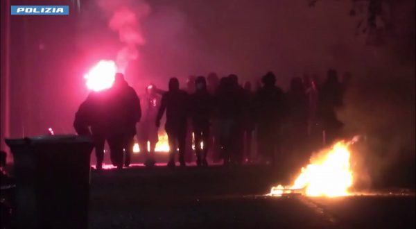 Notte di tensione a Milano, roghi e bus danneggiati a Corvetto