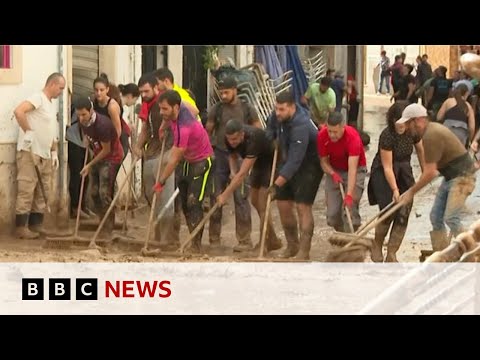 Thousands of volunteers help with clean up in flood-hit Valencia | BBC News