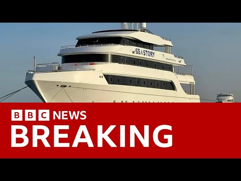Seventeen people missing after Red Sea tourist boat sinks | BBC News