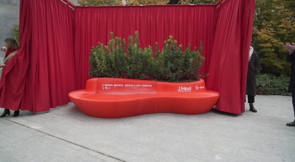 Unipol, una nuova panchina rossa per dire no alla violenza sulle donne