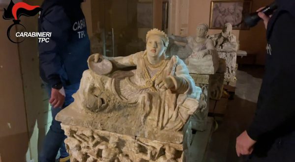 Sequestrati in scavo abusivo importanti reperti archeologici etruschi