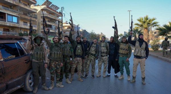 Siria nel caos, insorti annunciano controllo di Aleppo e entrata ad Hama