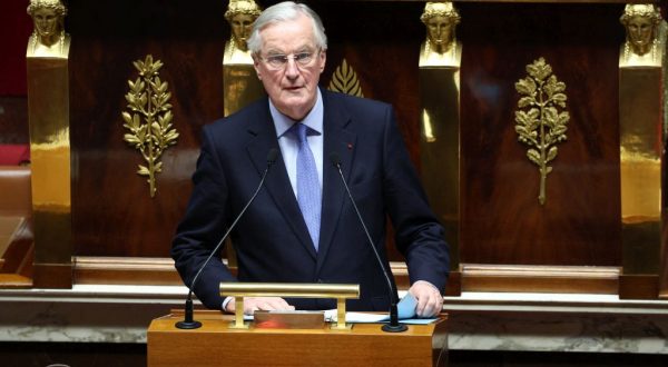 Passa la sfiducia, cade in Francia il governo Barnier. Macron si rivolgerà alla nazione