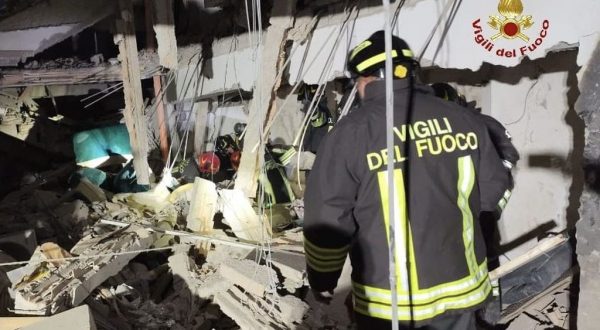 Esplosione in una villetta ad Aprilia, due persone estratte senza vita