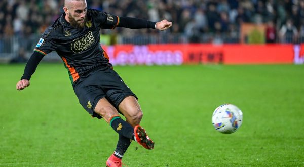 Il Venezia piega il Cagliari 2-1 con Zampano e Sverko