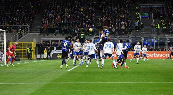 L’Inter risponde ad Atalanta e Napoli, battuto il Como 2-0