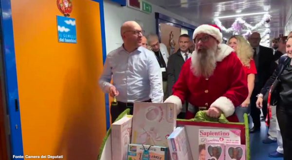 Fontana distribuisce doni ai bimbi della neuropsichiatria del Gemelli