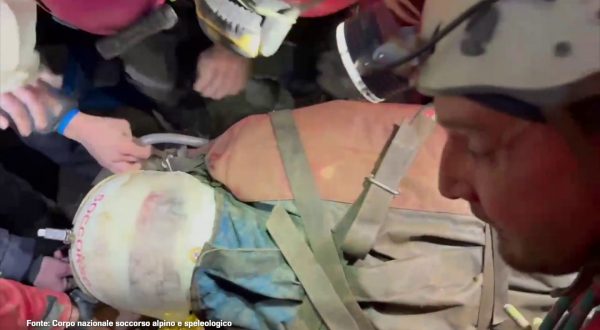 Estratta dalla grotta la speleologa Ottavia Piana