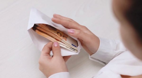 A dicembre cala fiducia dei consumatori, cresce quella delle imprese