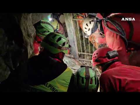 Il momento in cui la speleologa Ottavia Piana viene estratta dalla grotta