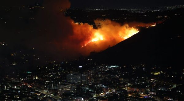 Incendi a Los Angeles, almeno 5 morti. Biden cancella viaggio in Italia