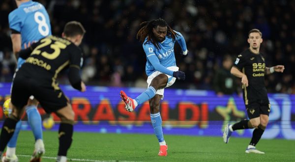 Il Napoli batte il Verona 2-0 e consolida il primo posto