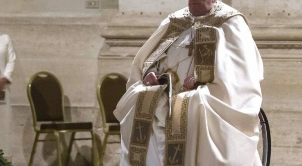 Papa Francesco cade a Santa Marta, contusione al braccio