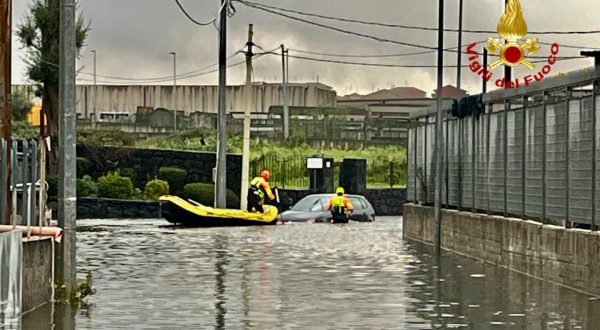 Allagamenti e disagi per il maltempo nel Catanese, scuole chiuse in molti comuni
