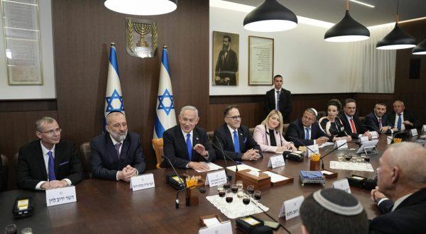 Il Governo israeliano approva l’accordo su Gaza, 737 detenuti in cambio di ostaggi