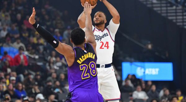 Clippers vincono derby con Lakers, tutto facile per Houston