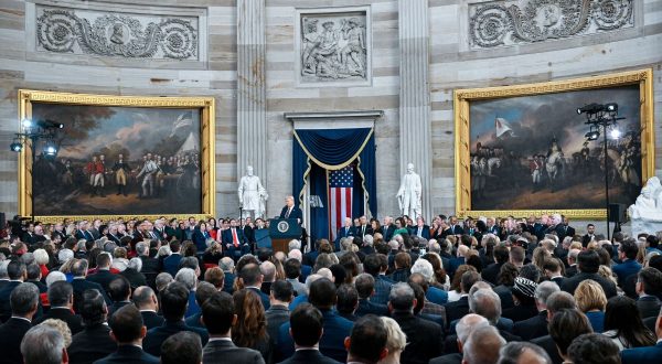 Trump giura da presidente “L’età dell’oro degli Stati Uniti inizia ora”