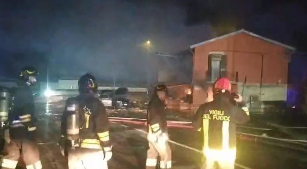 Esplosione per una fuga di gas a Catania, otto feriti. Si scava tra macerie