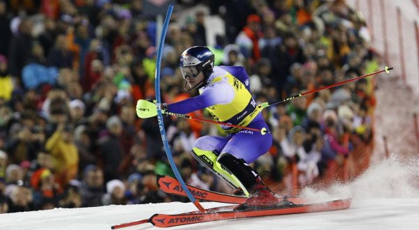 Capolavoro Vinatzer, secondo posto nello slalom a Kitzbuehel