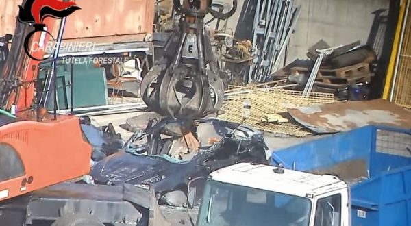 Smaltivano rifiuti pericolosi, sequestri nel reggino e otto indagati