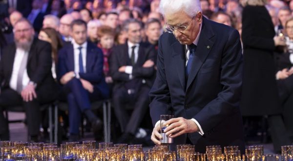 Mattarella ad Auschwitz depone una candela per le vittime