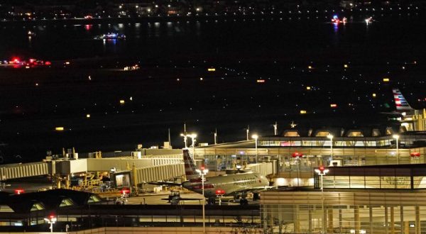 Washington, aereo di linea si scontra con un elicottero militare, non ci sono superstiti