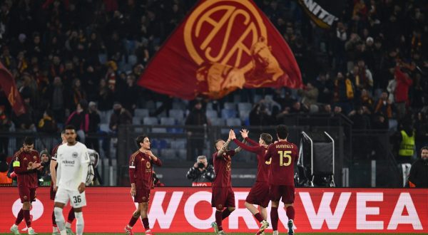 La Roma batte 2-0 l’Eintracht e accede ai play-off