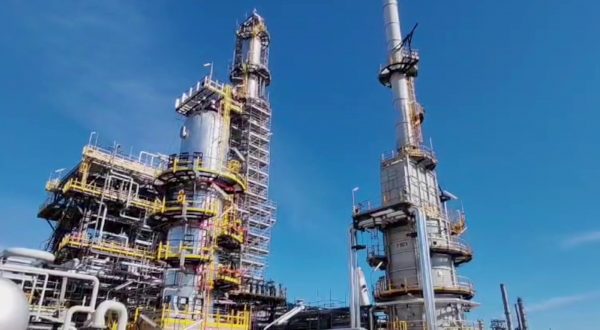 Enilive avvia a Gela l’impianto di carburante sostenibile per aerei