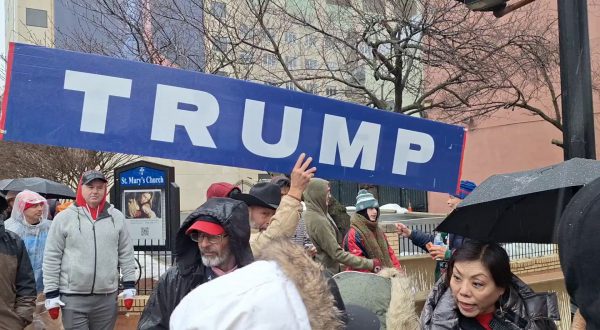 Migliaia di sostenitori di Trump attendono il comizio sotto la pioggia