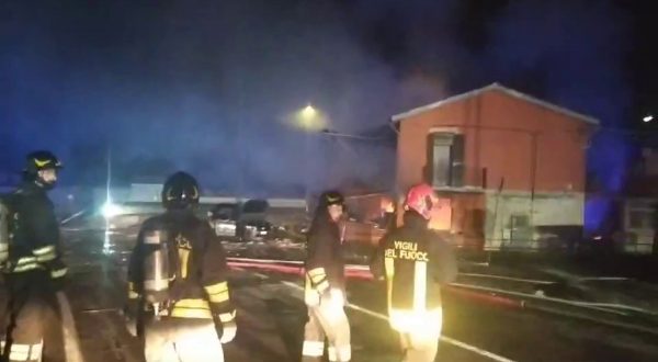 Esplosione per una fuga di gas a Catania, vigili del fuoco al lavoro