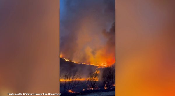 Incendi a Los Angeles, le immagini shock di un devastante rogo