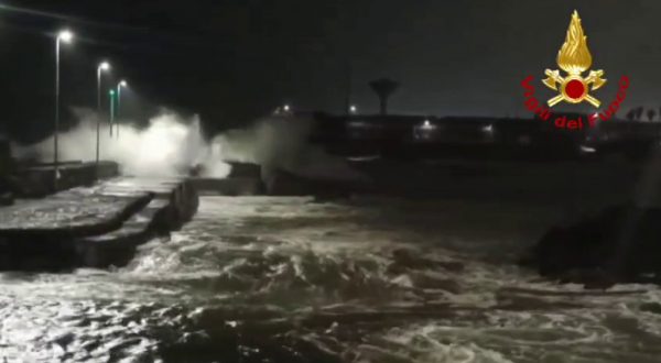 Catania, la furia delle mareggiate fa crollare un molo