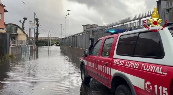 Maltempo nel Catanese, vigili del fuoco in azione