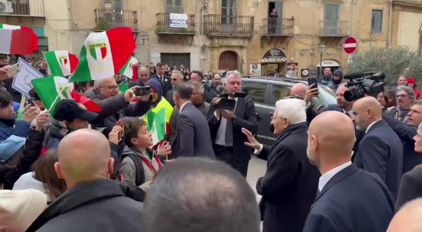 Mattarella lascia Agrigento tra applausi e cori