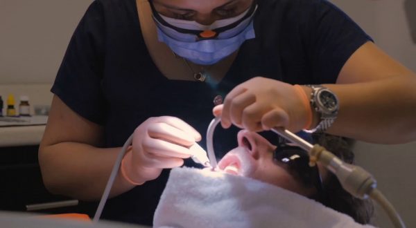 Implantologia dentale, attenzione ai “procuratori d’affari” all’estero