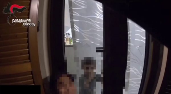 Brescia, Carabinieri salvano due bambini chiusi in casa dopo incendio