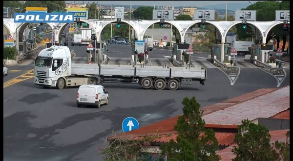 Inverte il senso di marcia in autostrada per fuggire, le immagini