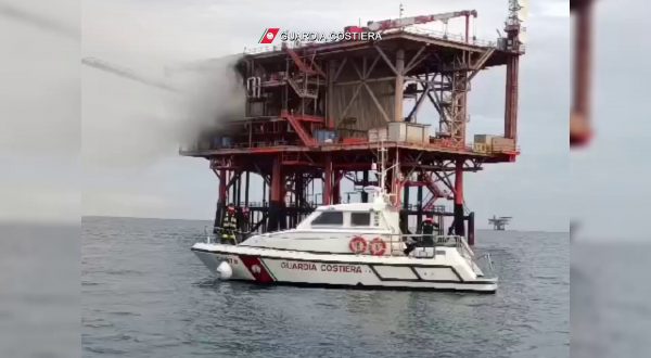 Fiamme su piattaforma petrolifera in alto mare al largo di Vasto