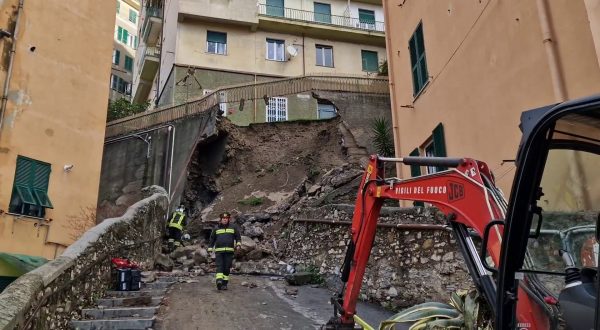 Maltempo, crolla un muro a Genova