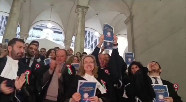 A Genova magistrati lasciano tribunale al grido “Viva la Costituzione”