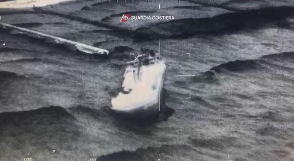 Maltempo, nave cipriota arenata sulla costa di Marina di Massa