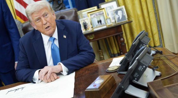 Usa, Trump firma l’ordine esecutivo per dazi a Cina, Canada e Messico