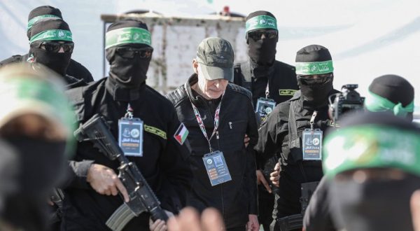 Hamas rilascia altri tre ostaggi, Israele libera 183 prigionieri palestinesi