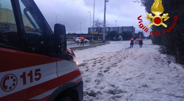 Allagamenti e violente grandinate nel Catanese, esonda torrente