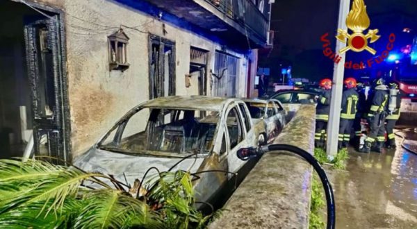Palermo, tre persone intossicate e 20 evacuate per auto in fiamme