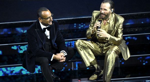 Sanremo, Jovanotti travolge l’Ariston “Felice, festival speciale”