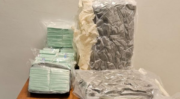 Pusher trovato con 11 Kg di droga in auto diretto a Pomezia, arrestato