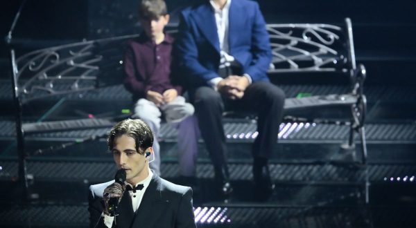 Sanremo, omaggio di Damiano a Dalla con “Felicità”. Borghi sul palco