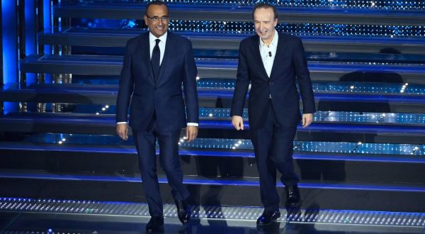 Benigni “Musk guarda Sanremo e vota…Giorgia”, omaggio a Mattarella